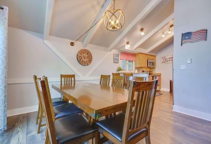 Dock, Boat Slip & View: Lakefront Tan Tar A Home!