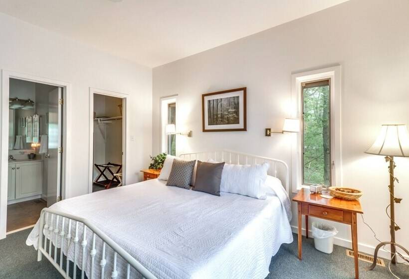 Cozy Getaway In Wintergreen Resort: Deck & Hot Tub