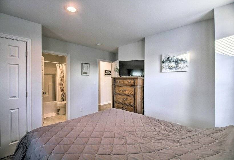 Cozy Home W/ Grill: 1 Block To Longwood Univ!