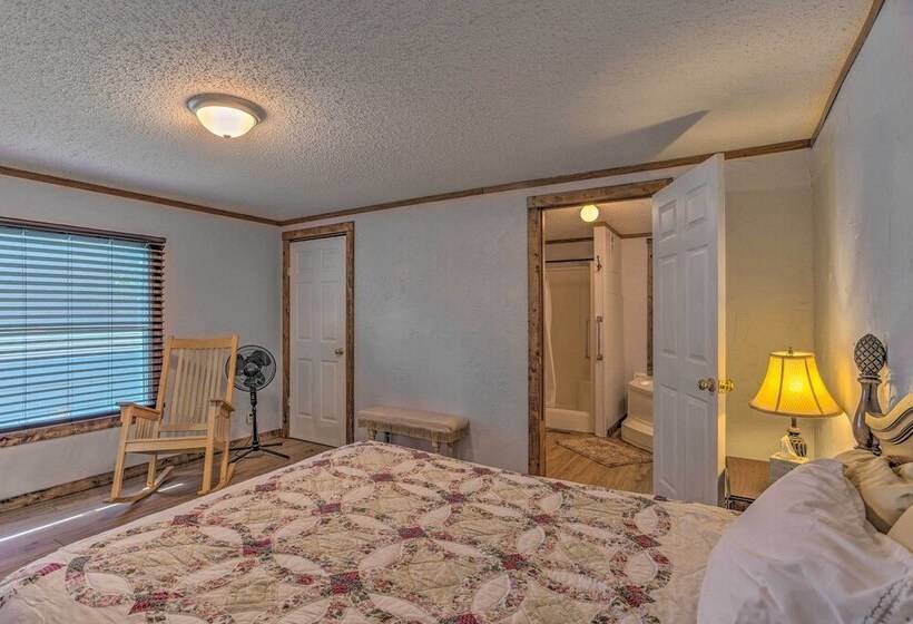 Cozy Mead Home W/ Grill & Patio: Nearby Lake!