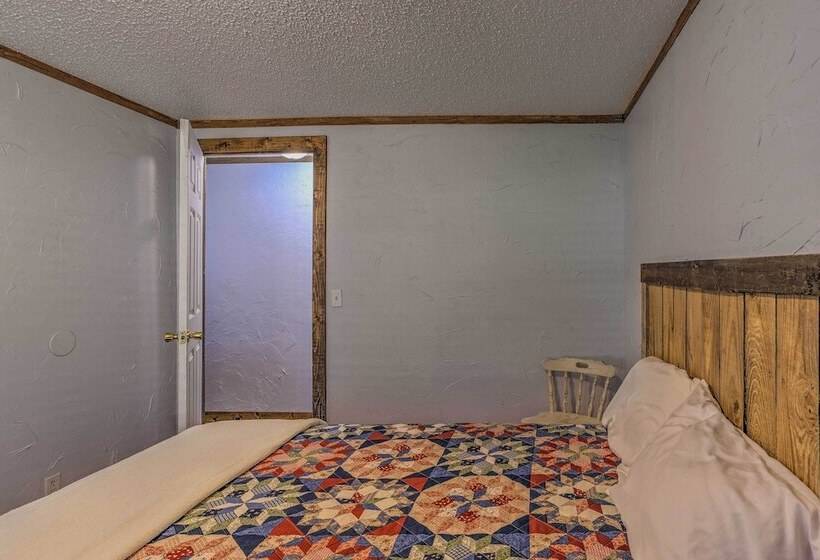 Cozy Mead Home W/ Grill & Patio: Nearby Lake!