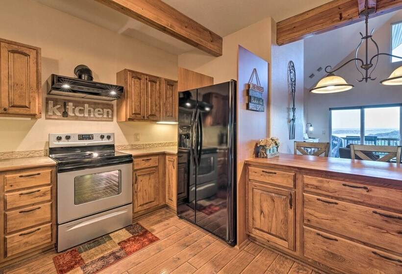 Pet Friendly Branson West Lodge W/ Hot Tub!