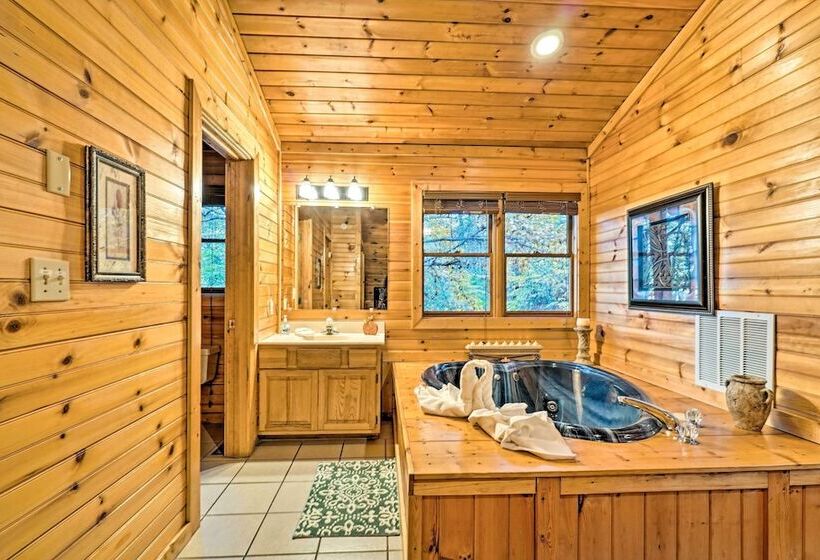 Grin N Bear It  Cabin W/ Hot Tub + Fire Pit!