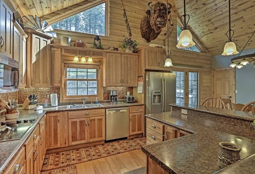 Black Hills Cabin: Hot Tub, Fishing Pond & Deck