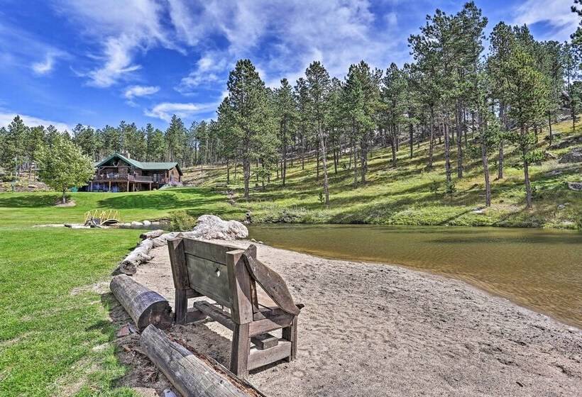 Black Hills Cabin: Hot Tub, Fishing Pond & Deck