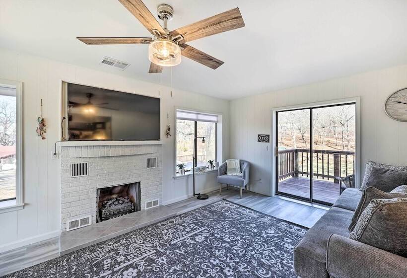 Lakefront Grove Getaway W/ Shared Boat Dock!