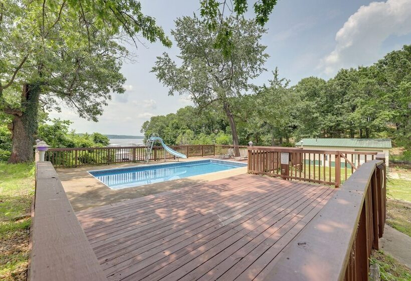 Lakefront Grove Getaway W/ Shared Boat Dock!