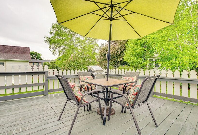 Lavish House W/ Patio   2 Blocks To Green Lake!