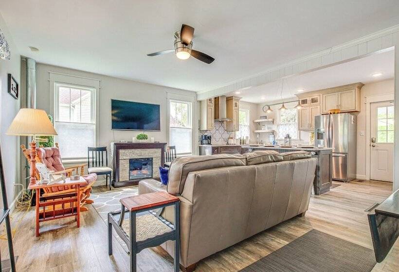 Lavish House W/ Patio   2 Blocks To Green Lake!