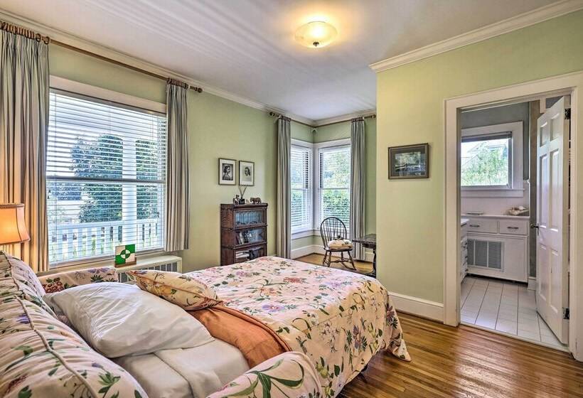Lush Elkin Home W/ Porch Views & Pool Table