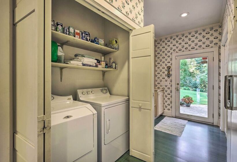 Lush Elkin Home W/ Porch Views & Pool Table