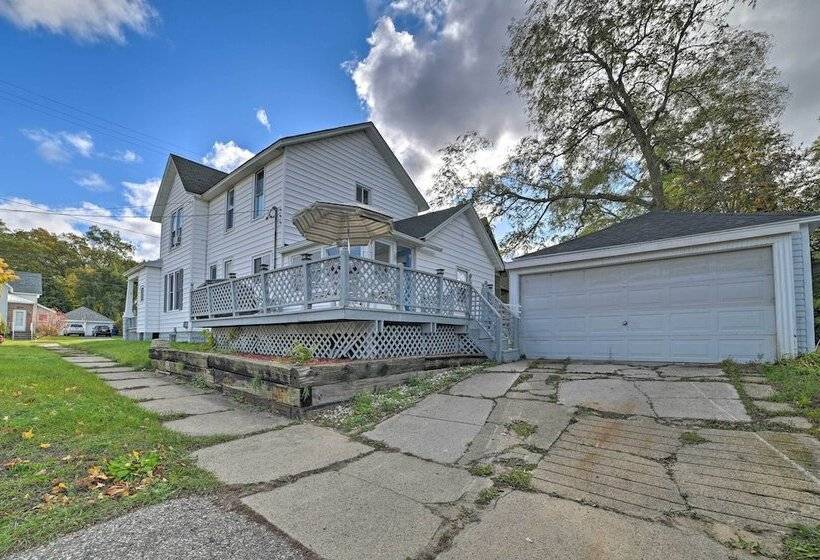 Manistee House W/ Deck: 1/2 Mi To Riverwalk!