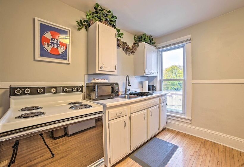 Manistee House W/ Deck: 1/2 Mi To Riverwalk!