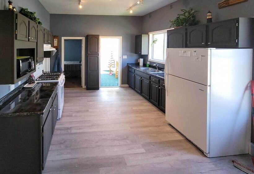 Manistee House W/ Deck: 1/2 Mi To Riverwalk!