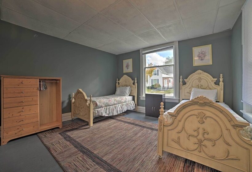 Manistee House W/ Deck: 1/2 Mi To Riverwalk!