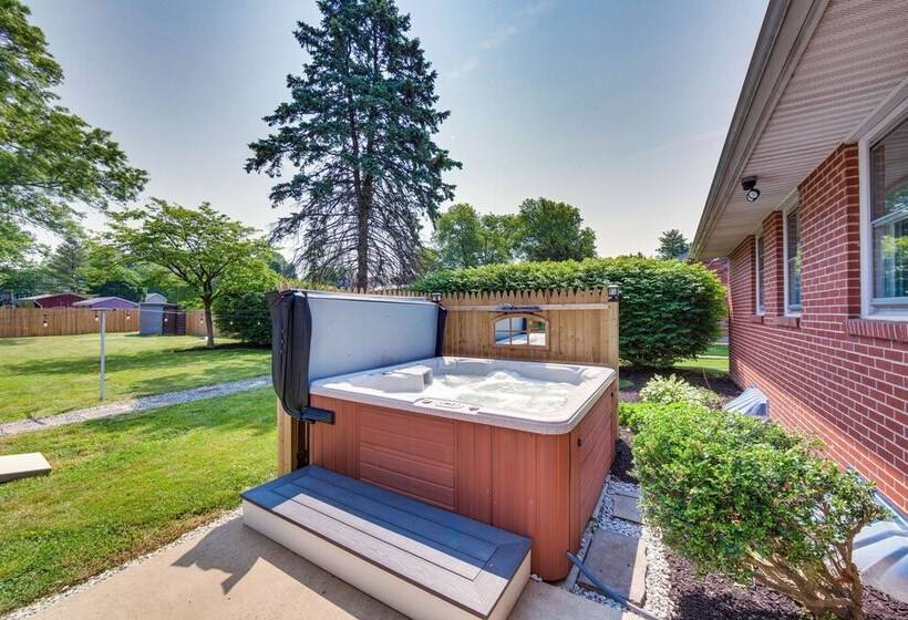 Marietta Home W/ Private Hot Tub, Pool Table!