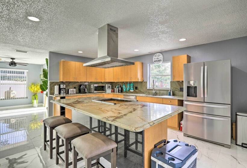 Modern Clearwater Home W/ Deck: 9 Mi To Beach