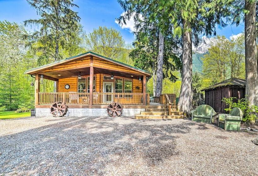 Moose Lodge  Cabin W/ Entertainment Gazebo!