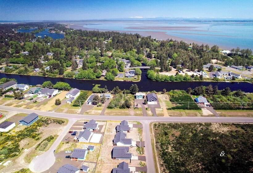 Ocean Shores Home W/ Game Room   Walk To Beaches!