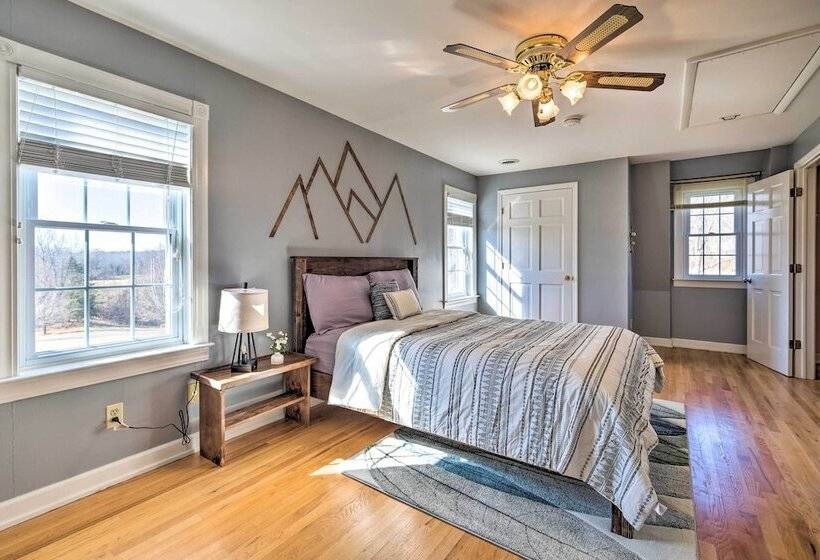 Pet Friendly Cottage With Game Room & Fire Pit!