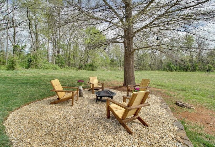 Pet Friendly Cottage With Game Room & Fire Pit!