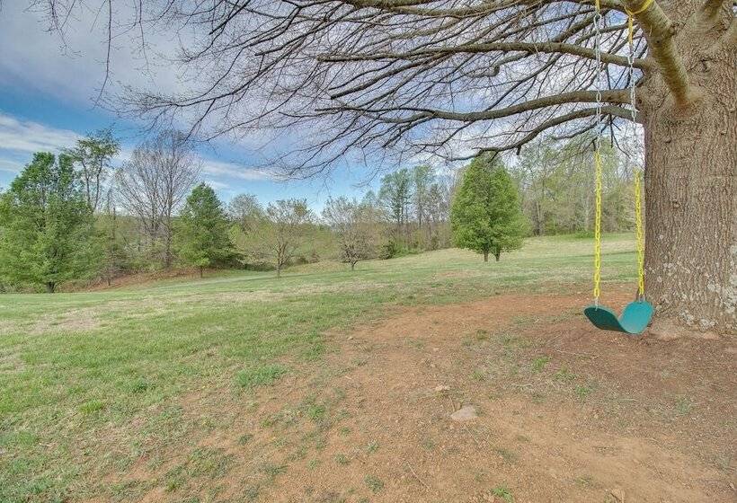 Pet Friendly Cottage With Game Room & Fire Pit!