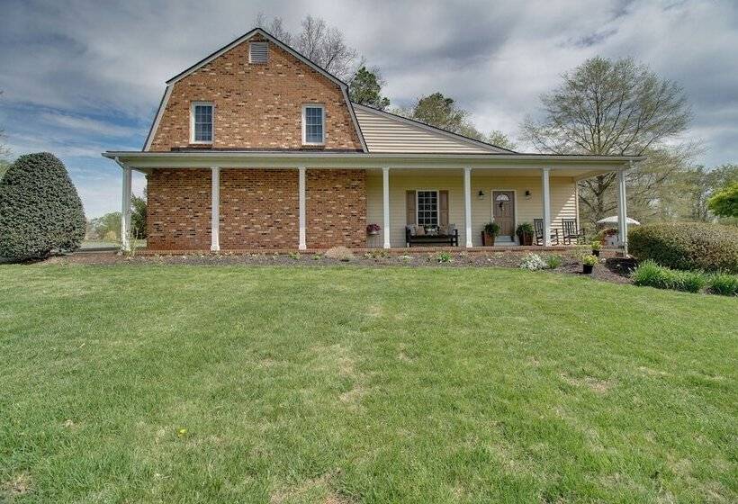 Pet Friendly Cottage With Game Room & Fire Pit!