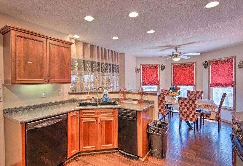 Pet Friendly Des Moines Home W/ Fenced Yard!