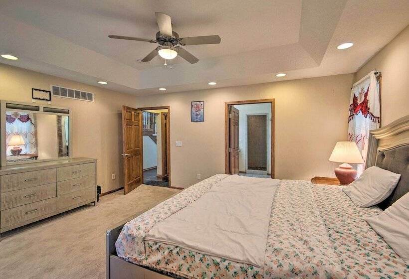 Pet Friendly Des Moines Home W/ Fenced Yard!