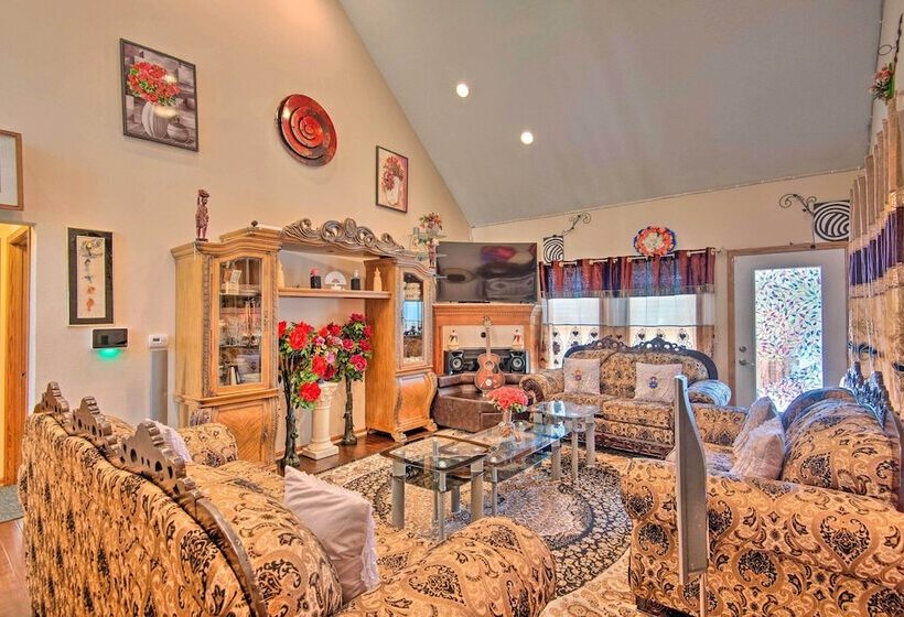 Pet Friendly Des Moines Home W/ Fenced Yard!