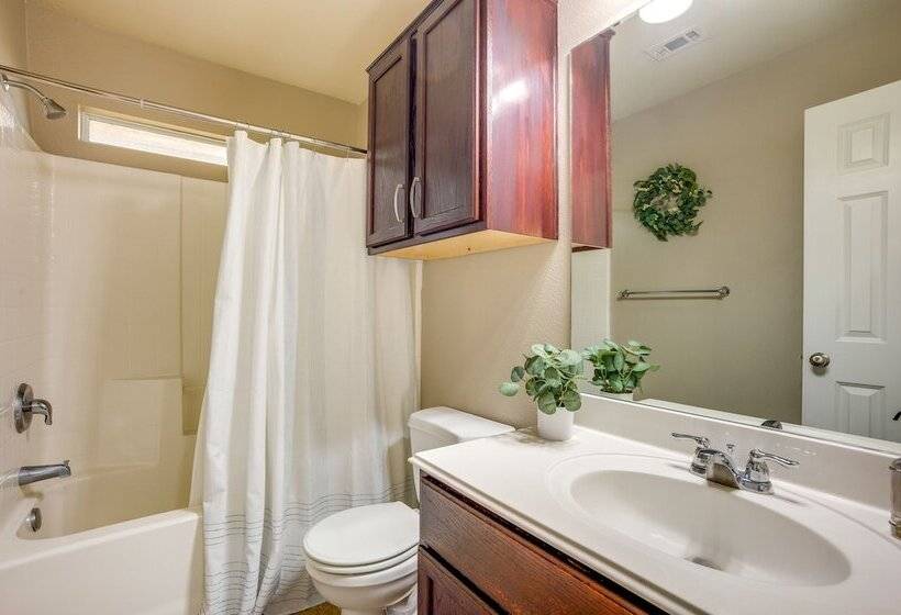 Pet Friendly Texas Retreat W/ Fenced In Yard!