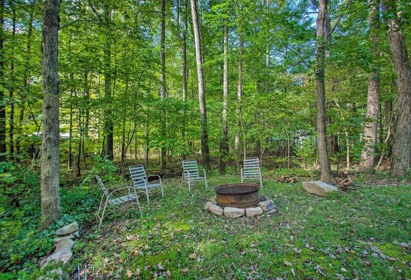 Quaint Hinton Hideaway   Hunt & Fish Nearby!