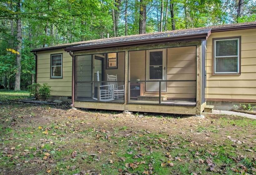 Quaint Hinton Hideaway   Hunt & Fish Nearby!