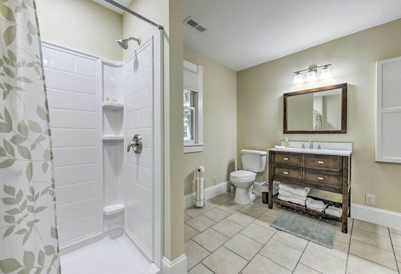 Remodeled Pittsboro Farmhouse Sitting On 220 Acres