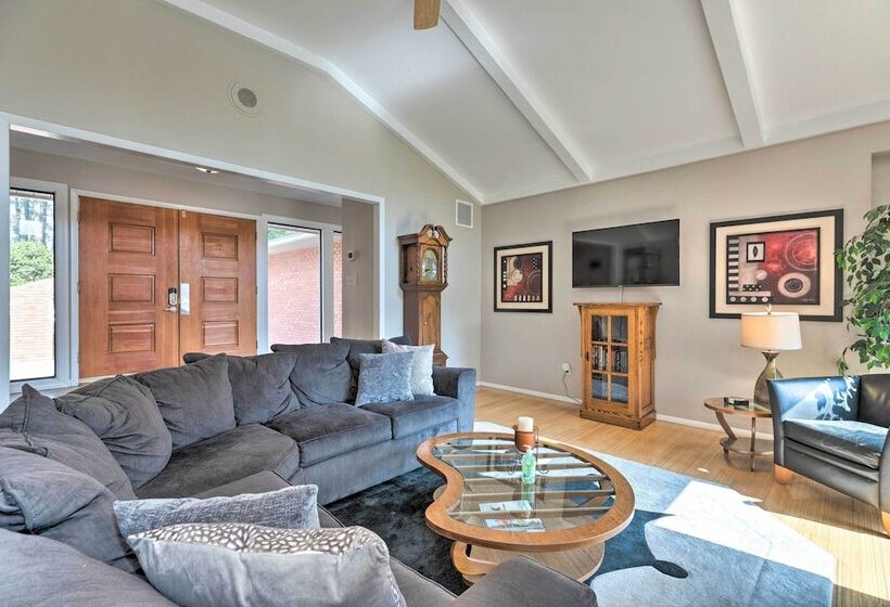 River S Edge Retreat With Kayaks & River Access!