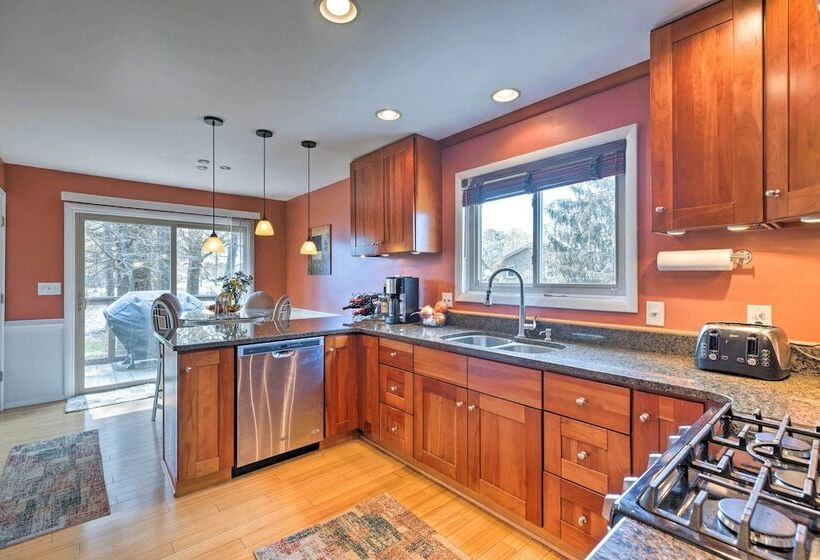 River S Edge Retreat With Kayaks & River Access!