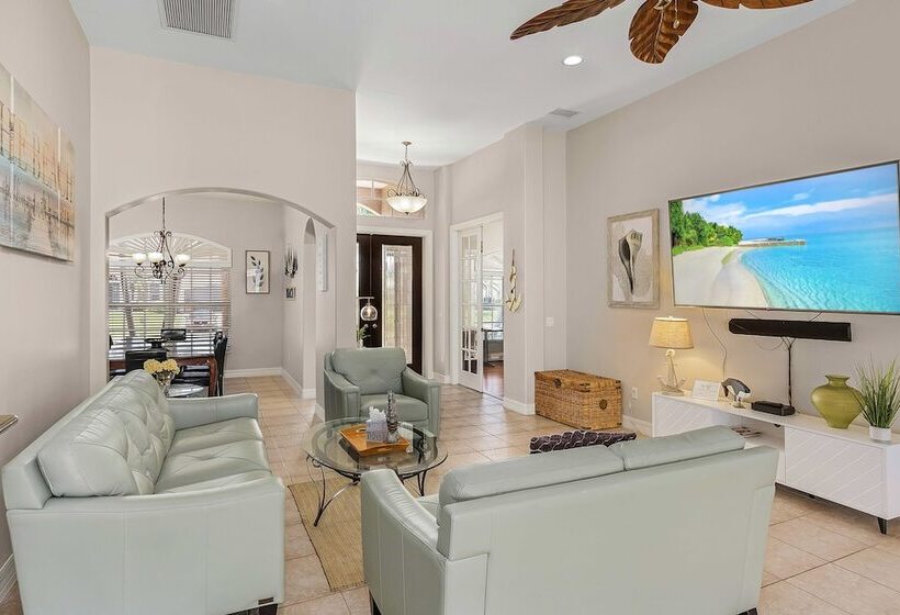 Canalfront Oasis: Cape Coral Home W/ Pool & Spa