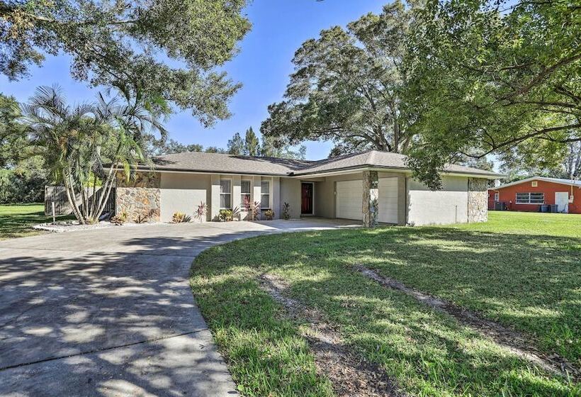 Spacious Largo Retreat: Private Pool & Yard!
