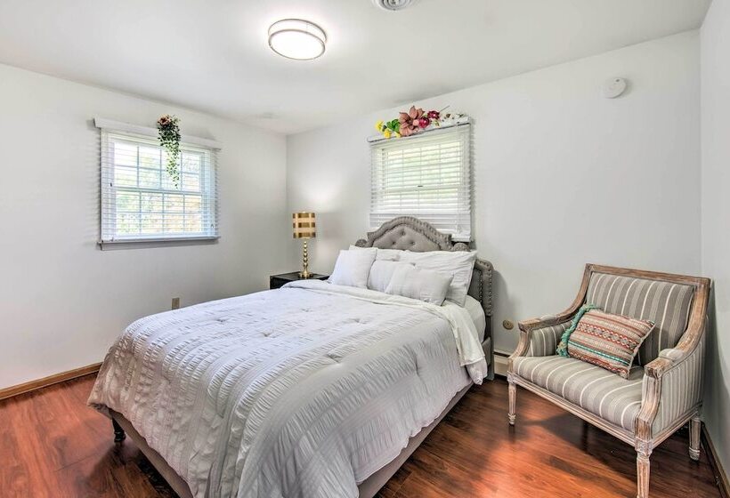 Spacious Palmyra Home W/ Fire Pit & Deck!