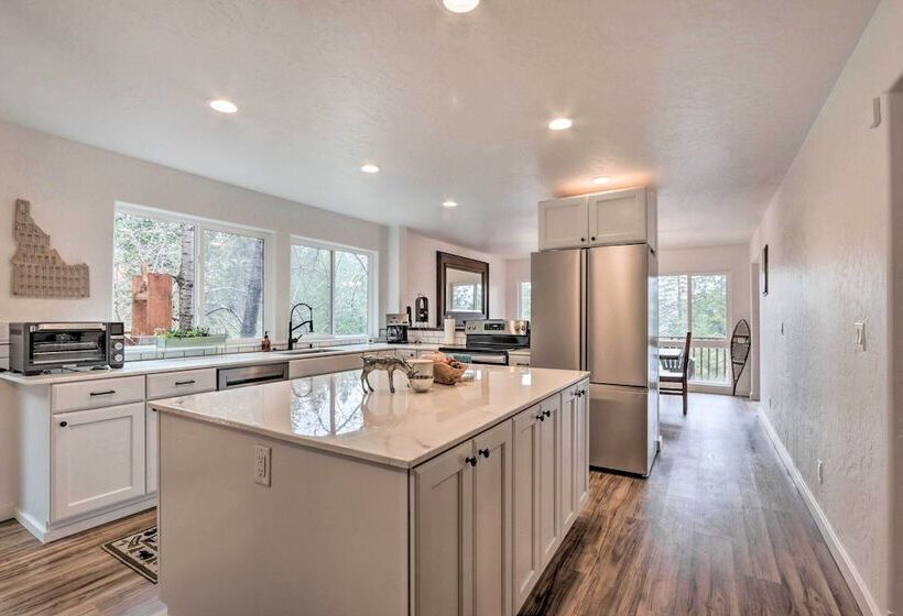 Spacious Sun Up Bay Cabin, 20 Min To Downtown Cda!