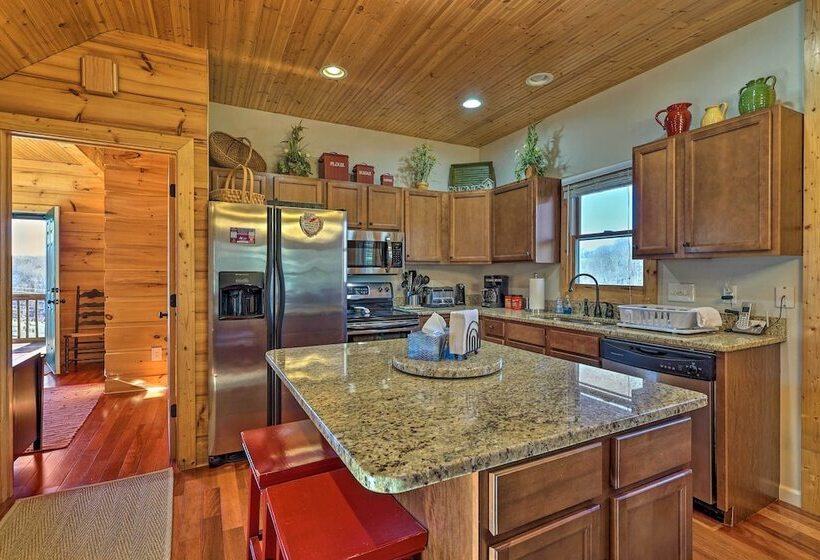Decks & Panoramic Views: Rustic Sparta Cabin
