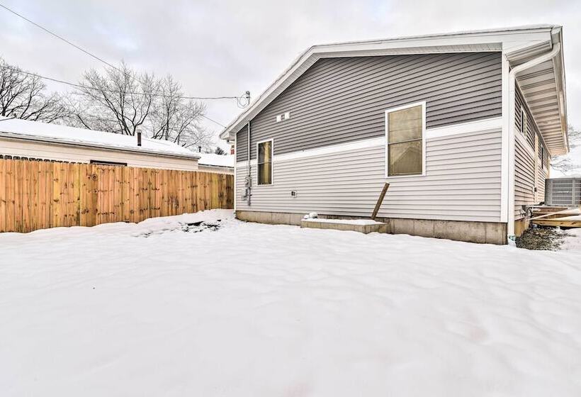 Stylish Retreat W/ Yard < 5 Mi To Msu Campus