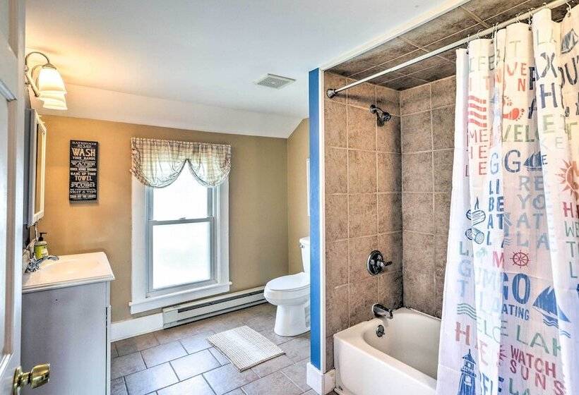 Sweetwater Hideaway    Blocks To Lake Erie!
