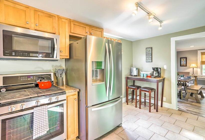 Sweetwater Hideaway    Blocks To Lake Erie!