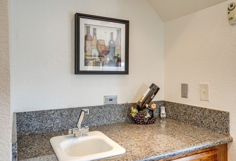 Vallejo Home W/spacious Deck, Hot Tub & Views