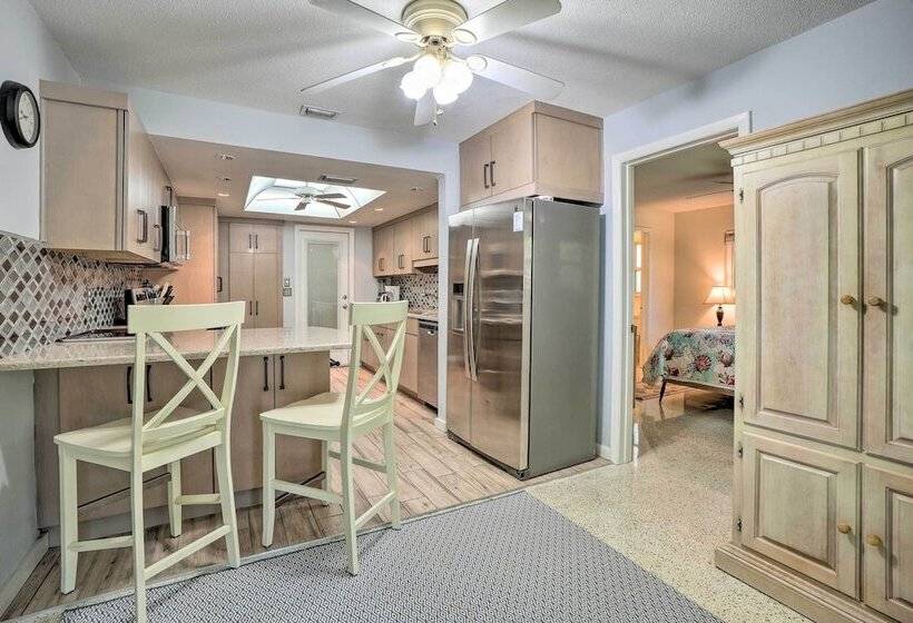 Vibrant Largo Home: Heated Pool, Lake Views!