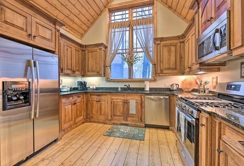 Wildflower  Luxury Cabin W/ Hot Tub & Views!