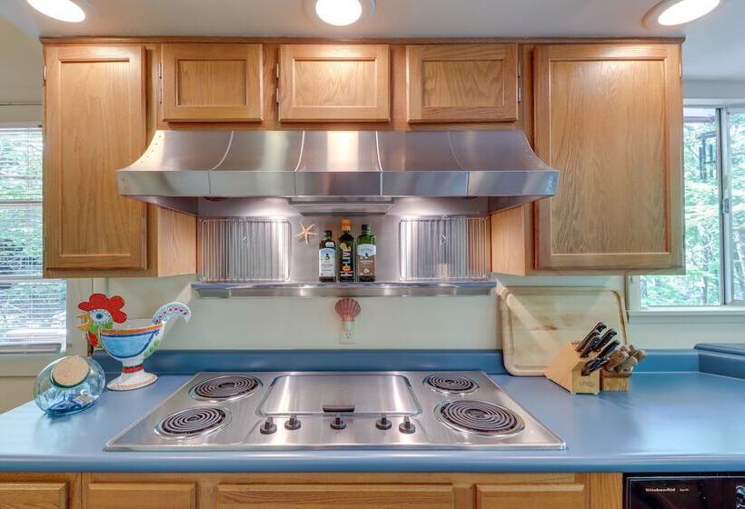 Woodsy Mountain Home Escape: Walk To Marina!