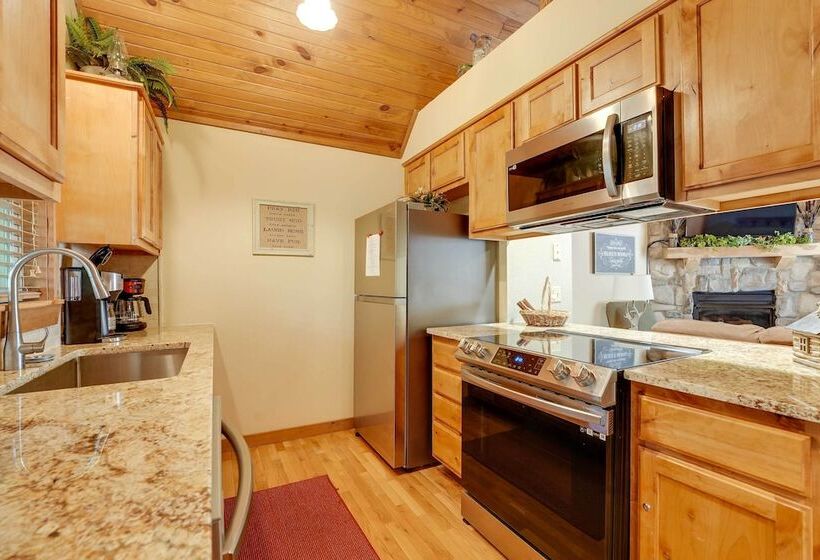 Screened Deck: Cozy Branson West Cabin!