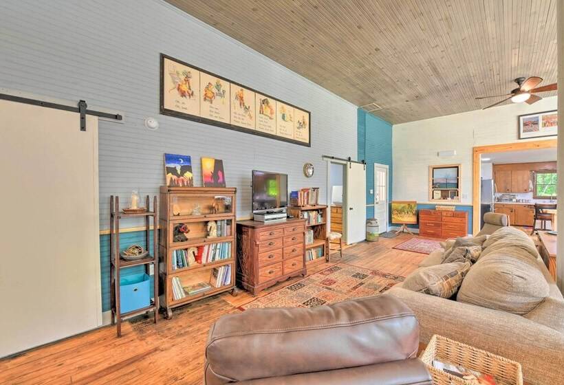 Bright Converted Schoolhouse In Chesterfield!